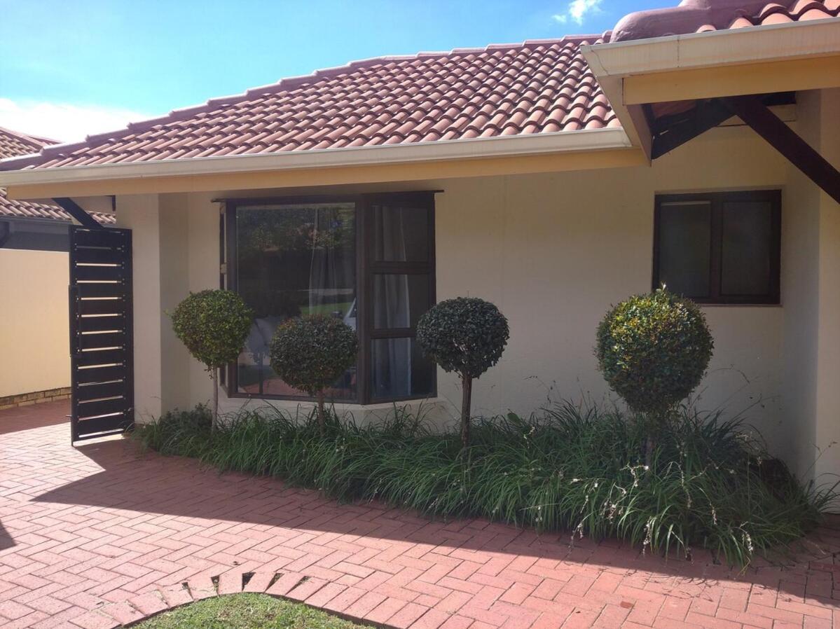 Pecanwood Villa with lake view - B&B Hartbeespoort