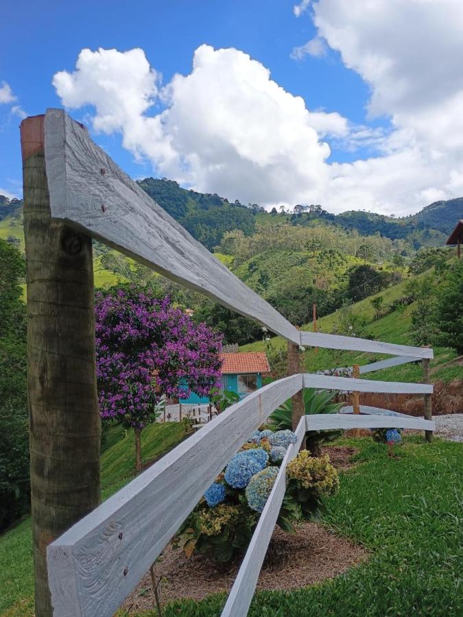 Chalé Som do Riacho com Hidromassagem e Lareira á 20 minutos de Gonçalves-MG - B&B
