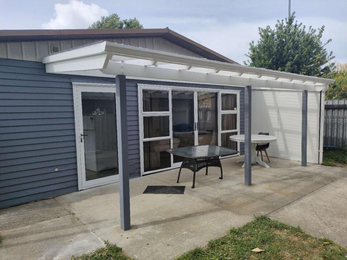 Small 3 bedroom Garden Chalet B - B&B Auckland