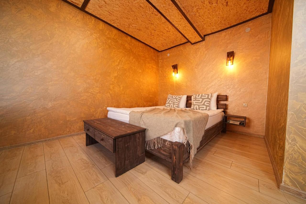 Zimmer mit Queensize-Bett und Gartenblick