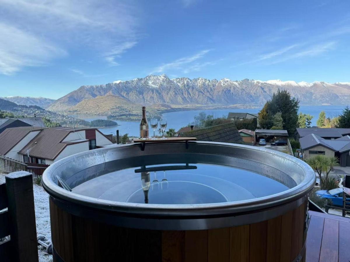 Lake & Mountain Views with Spa & Home Cinema - B&B Queenstown