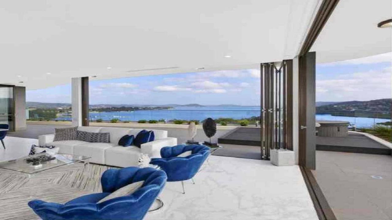 Stylish Penthouse with Views & Jacuzzi - B&B Gosford