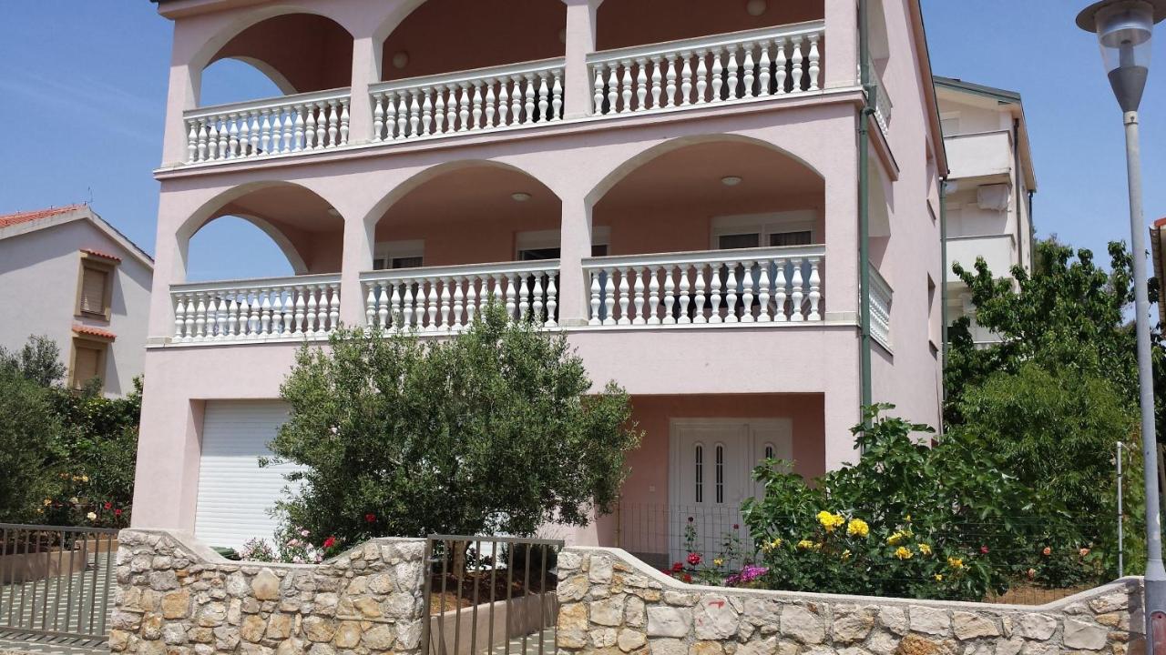Apartments Pink house - B&B Povljana