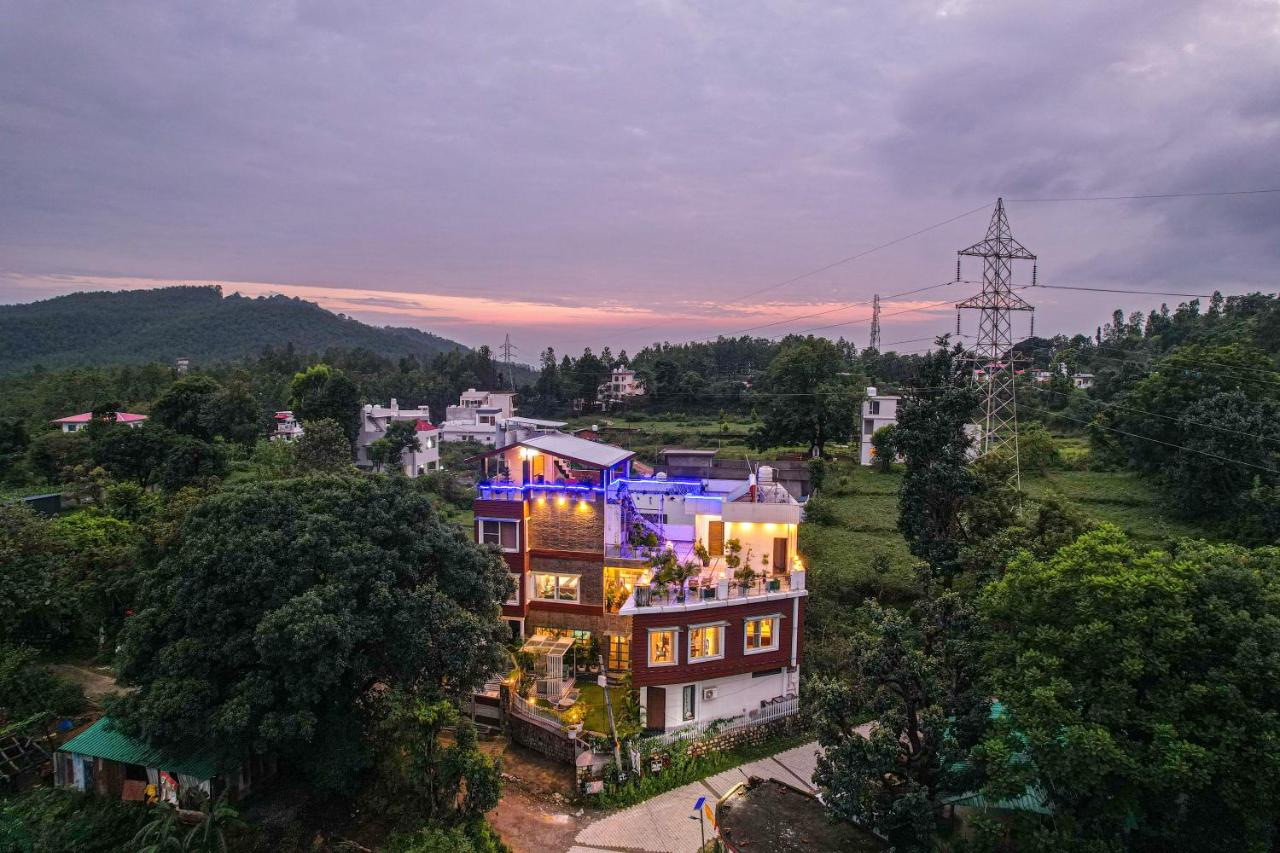 Alaya Stays Sky Paradise Pet-friendly Retreat With Gaming Zone, Home Theatre & Rooftop Gazebo - B&B Dehra Dūn