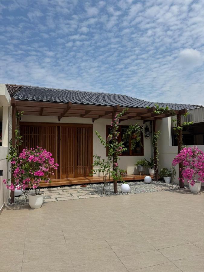 Shinju Villa with Jacuzzi Pool - B&B