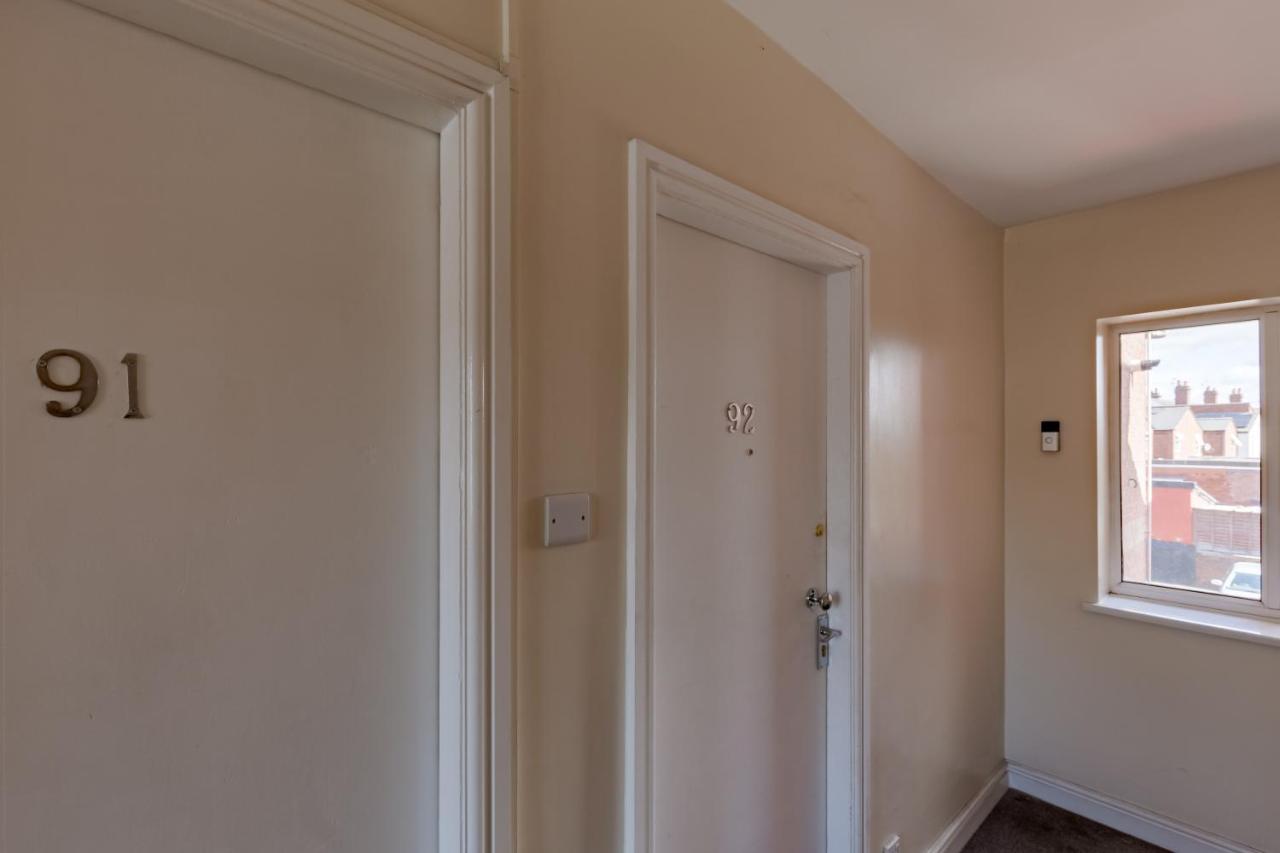 Stylish 2BR Flat with Free Parking near WBA Zone - B&B