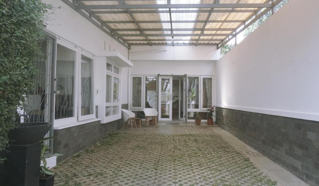 Kalyana Guest House - Bed and Breakfast Bandung