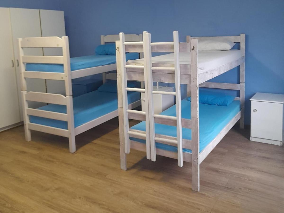 Posto Letto in Dormitorio Misto con 6 Letti