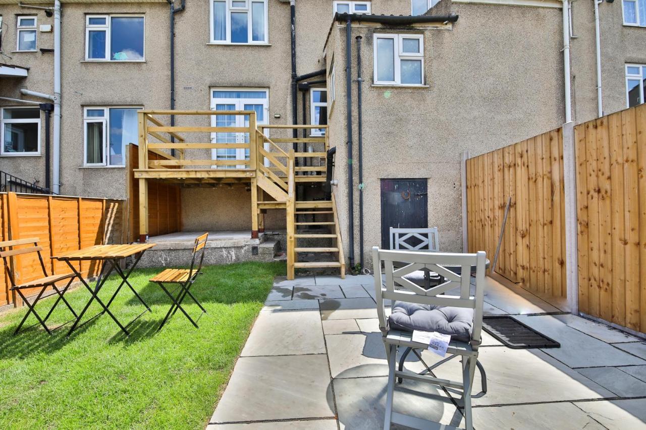 The Wishing Well- Lovely Spacious Home In BS4 Sleeps 8 - B&B