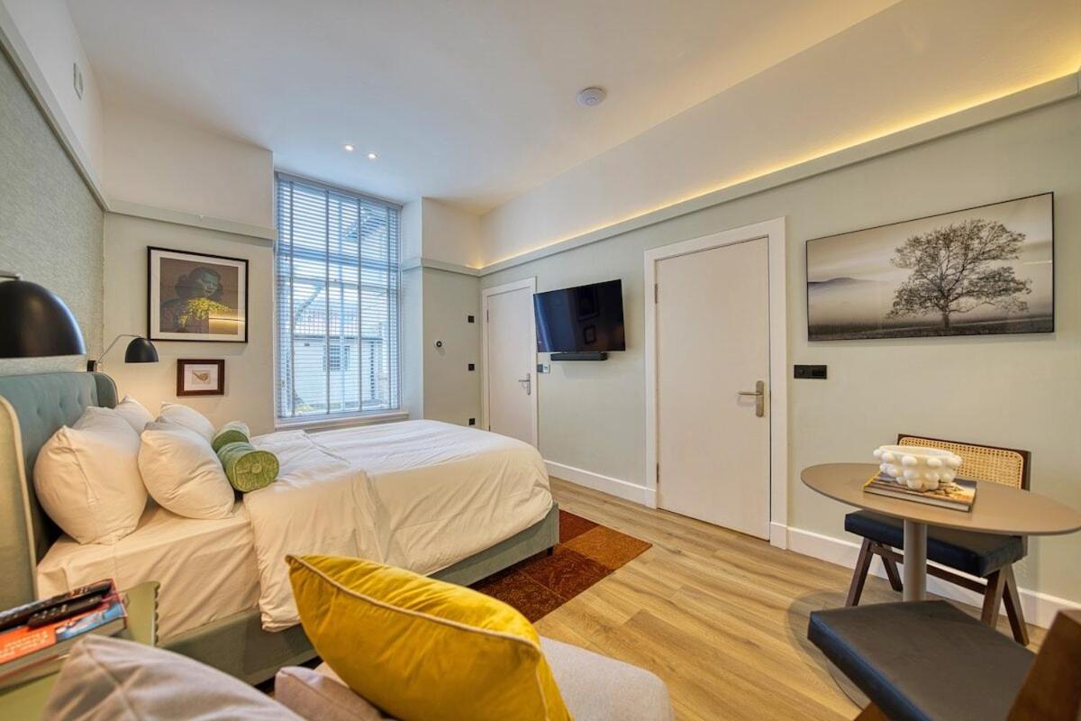 Deluxe One-Bedroom Apartment with Garden View