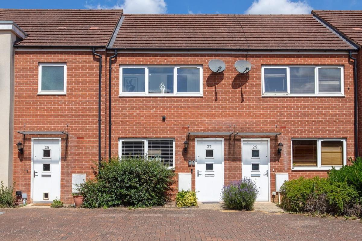 Stylish House with Driveway Parking, Self-Check-In, Fast WiFi and Smart TV by Yoko Property - Ferienwohnung Milton Keynes