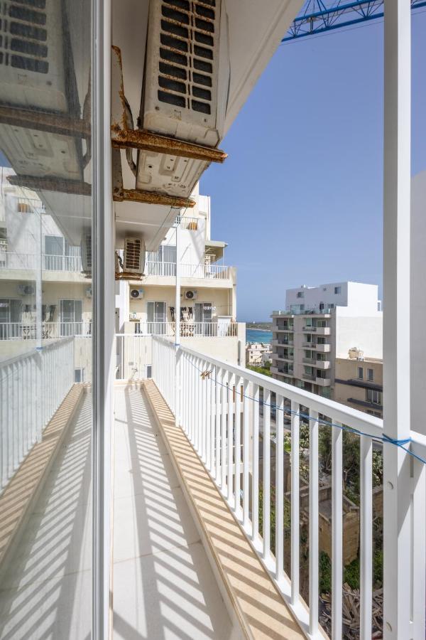 Modern 3BR w Terrace Near Beaches & Restaurants by QuickTrips - B&B San Pawl il-Baħar