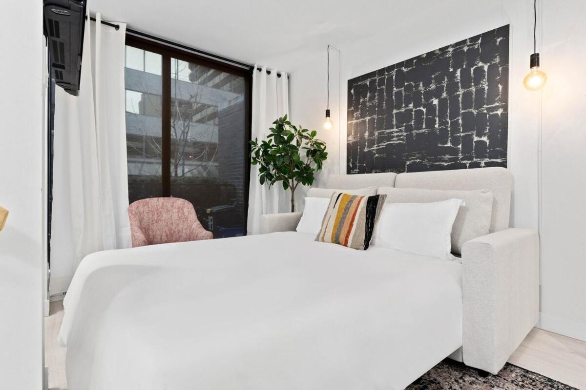 Modern Yaletown Townhouse with Balcony and Sleeps 9 Guests - Bed and Breakfast Vancouver