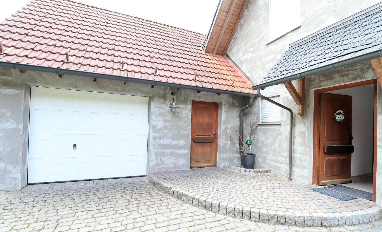 Flechtdorfer Waldblick - 130 qm großes Ferienhaus und großem Grundstück und Bachlauf und Terrasse für 6 Gäste - B&B