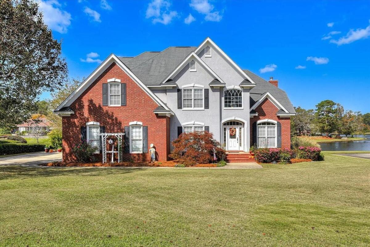 Lakefront Home for Families and Groups - Pool, Paddle, Deck, BBQ, Fishing, Movie Room - B&B