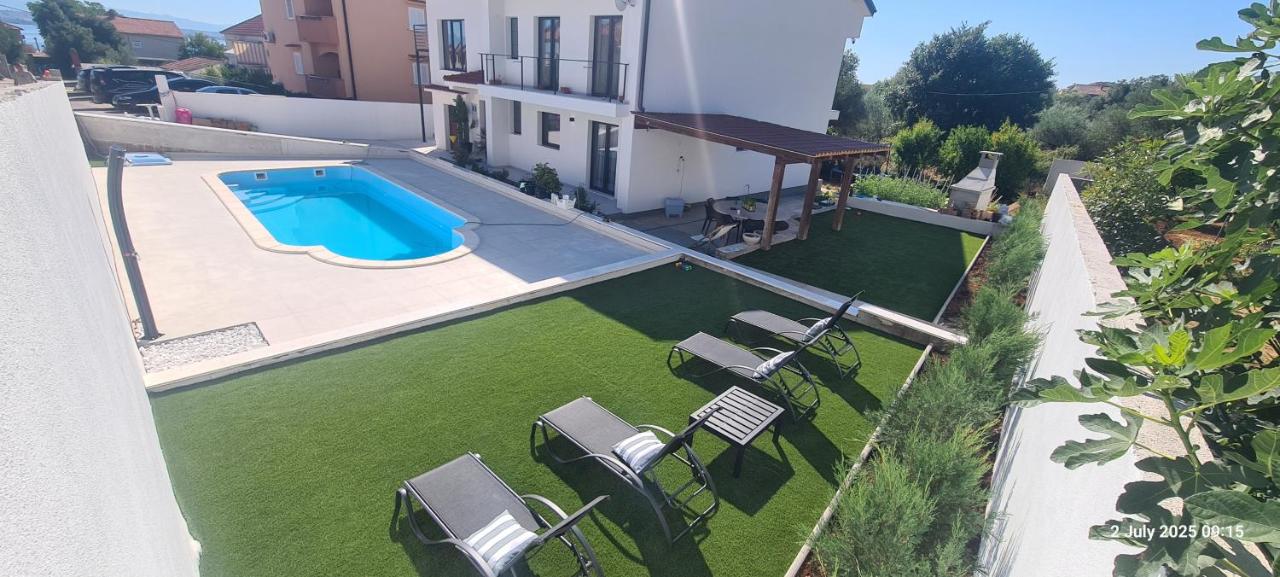 Apartman Ana with POOL - Chambres d’hôtes Preko