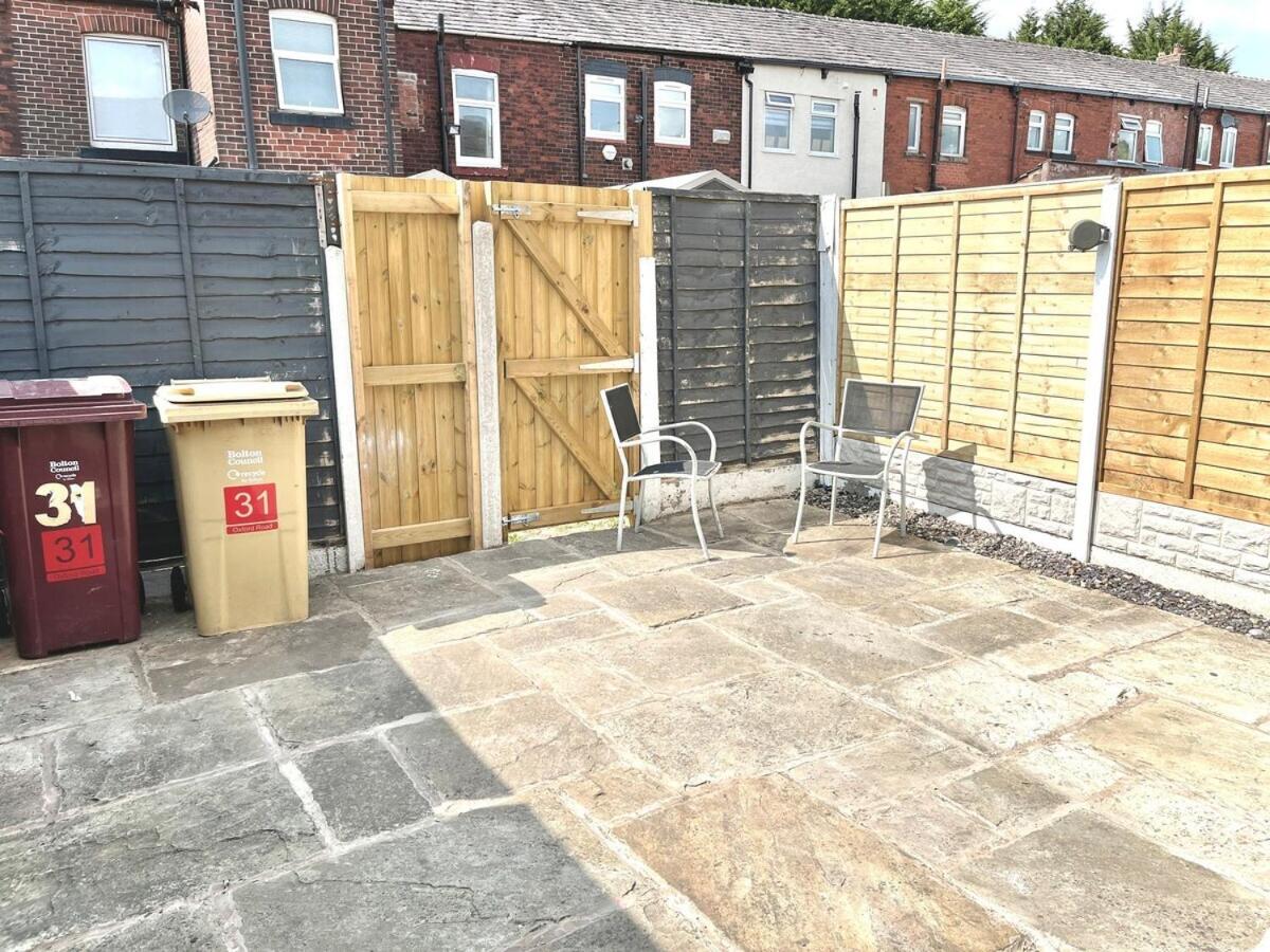 Ideal 4 Bed Home sleeps 7 Nr Middlebrook Stadium - B&B