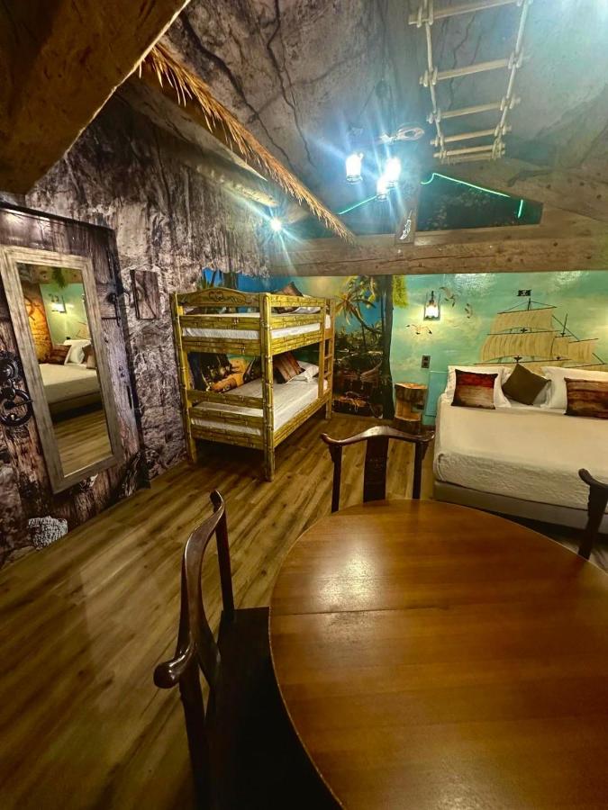 Studio repaire des pirates du Cloitre - B&B Narbona