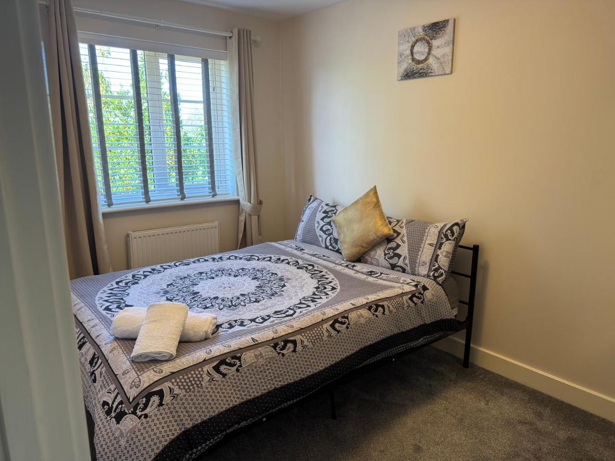 Double bedroom in a residential home with parking - B&B