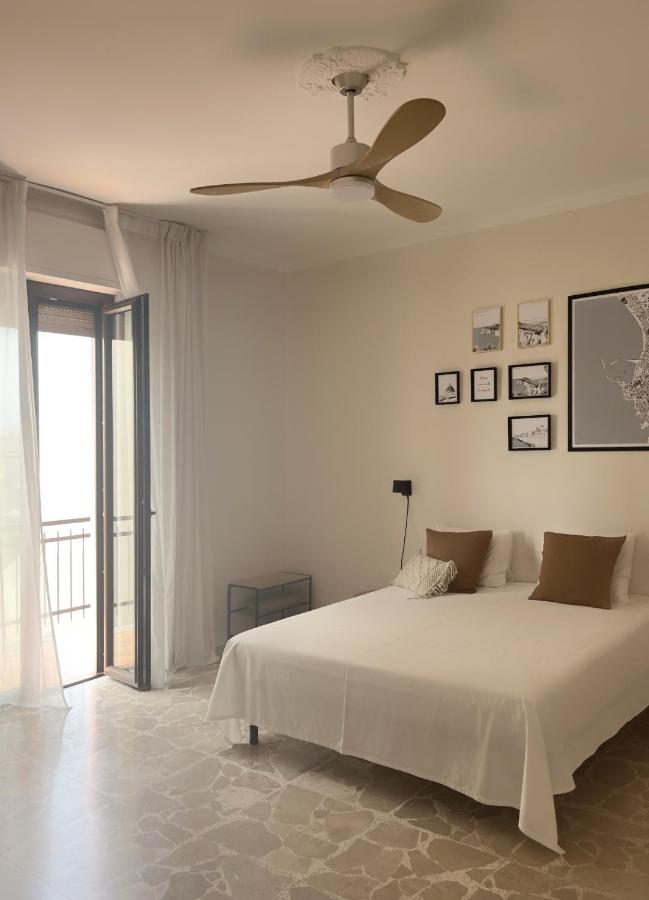 Habitación con cama grande y balcón