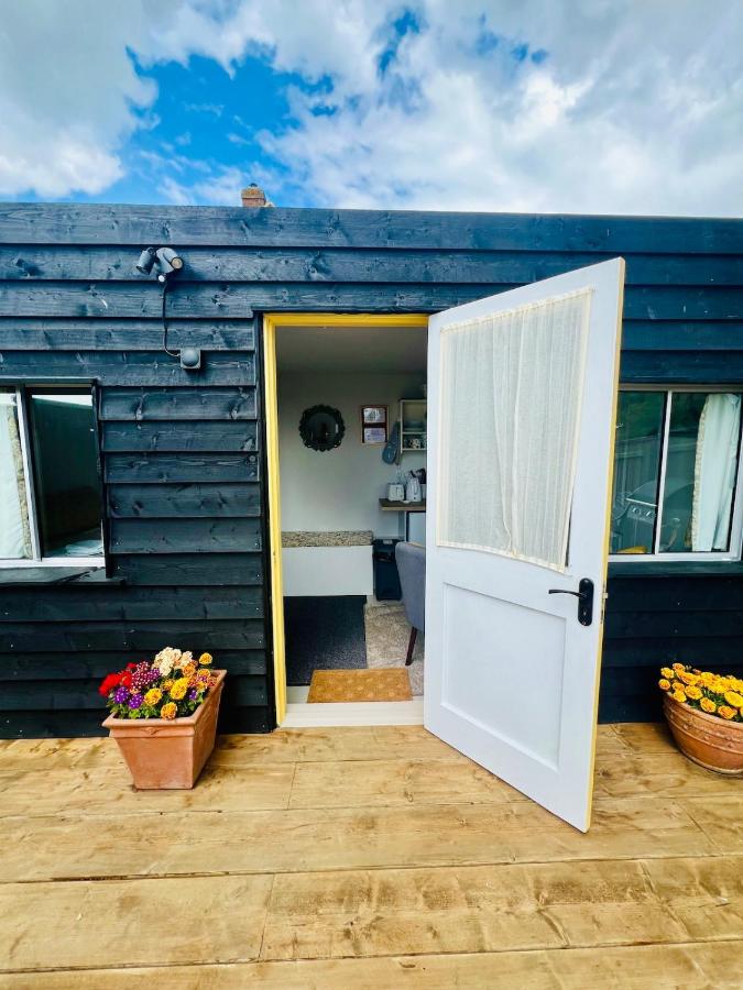 Unique Suffolk Cabin with Countryside Views - B&B
