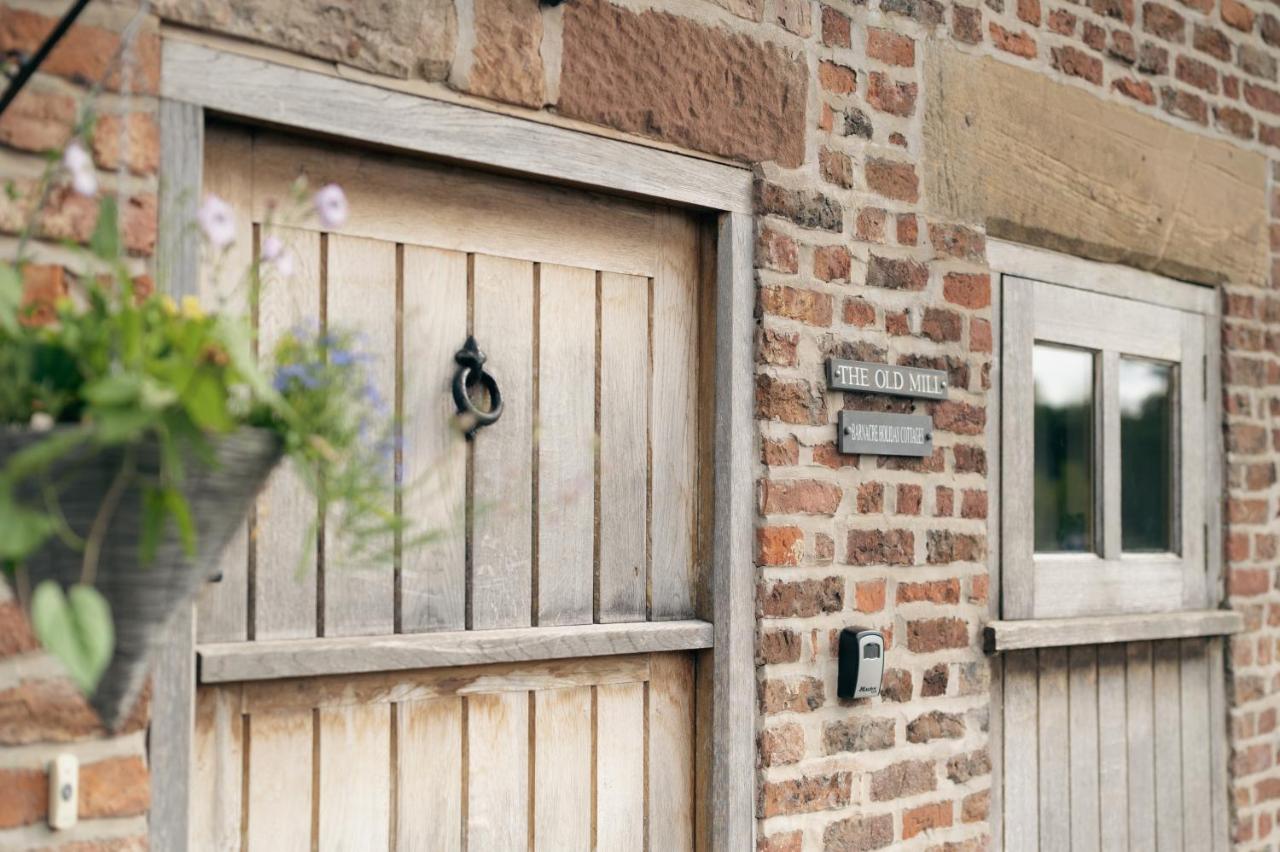 The Old Mill at Barnacre - Cosy cottage with private hot tub & pool access - B&B