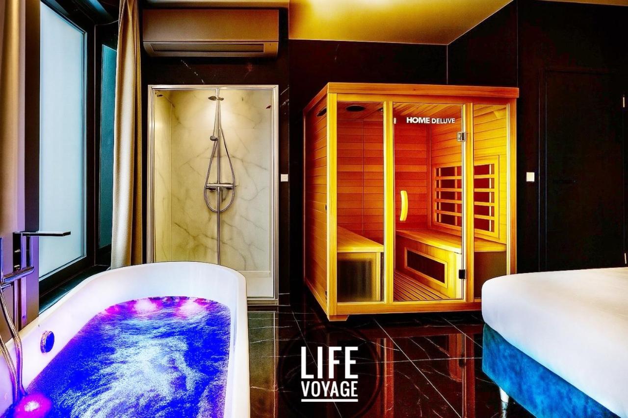 Deluxe Suite - Private Jacuzzi & Sauna