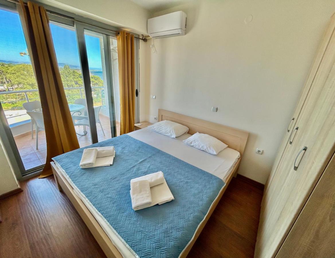 One-Bedroom Apartment with Sea View and Balcony