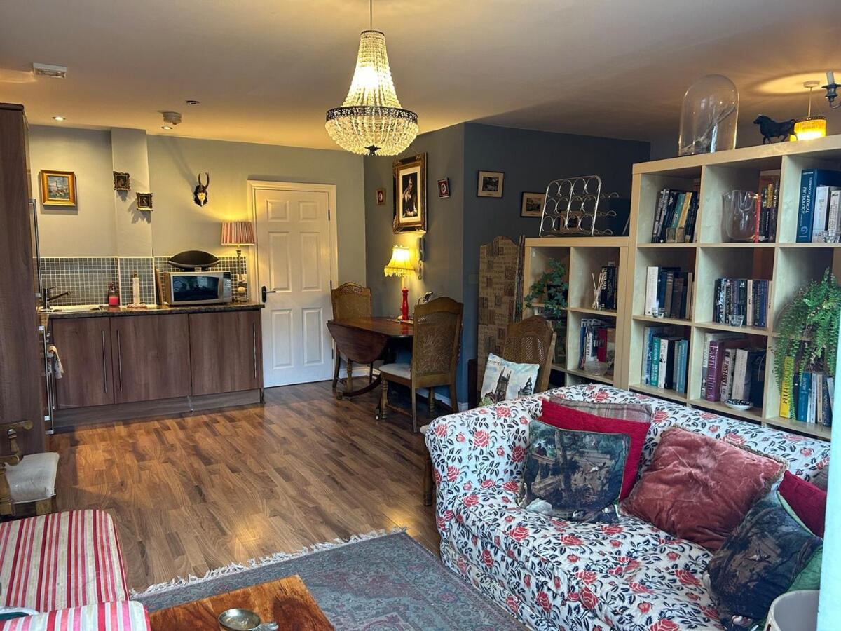 Beautiful town centre apartment with river terrace - Ferienwohnung Macclesfield