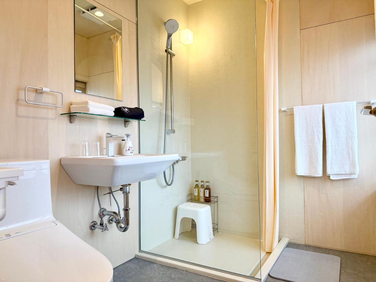 Tweepersoonskamer met 2 Aparte Bedden en Eigen Badkamer