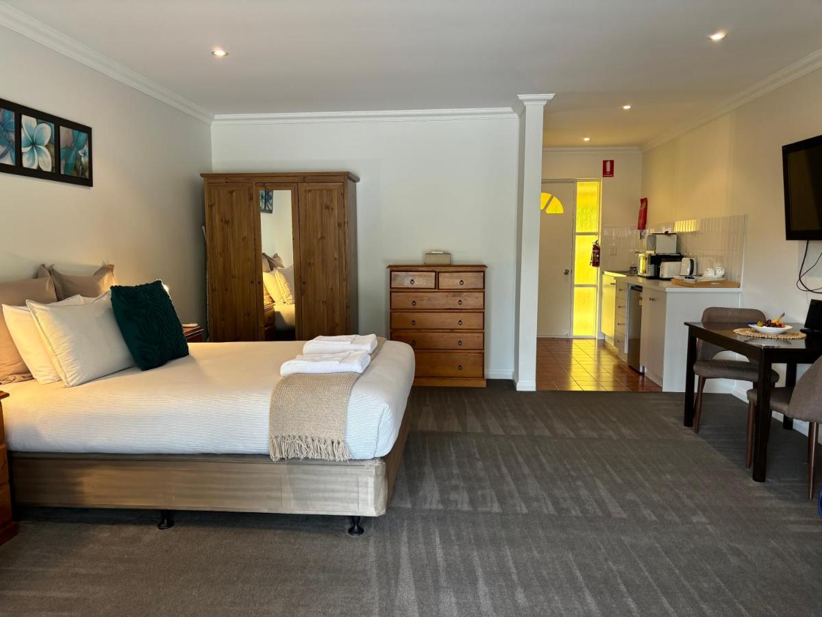 Zimmer mit Queensize-Bett und Gartenblick