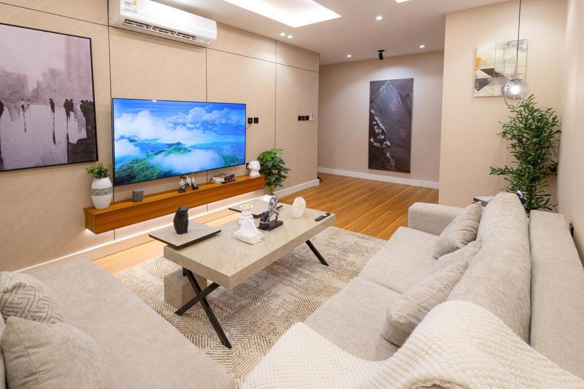 شقة فندقية غرفة نوم وصالة مودرن واسعة بقرب البوليفارد Modern 1BR Apt Self Check-in Great Location - B&B