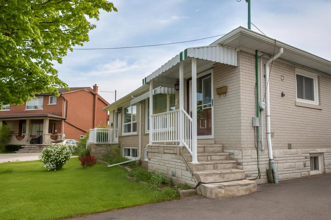 Newly Renovated 3BR North York Bungalow with Backyard Patio & Volleyball Set! Close to Rogers Stadium, TTC Subway Access, Perfect for Family Travel, Group Trips or Work Stays! - Ferienwohnung Toronto
