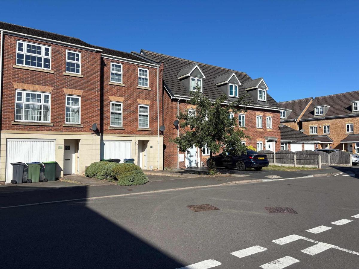 WS10 Contractor House 3 Bed 3 Bath with Parking - Ferienwohnung Wednesbury