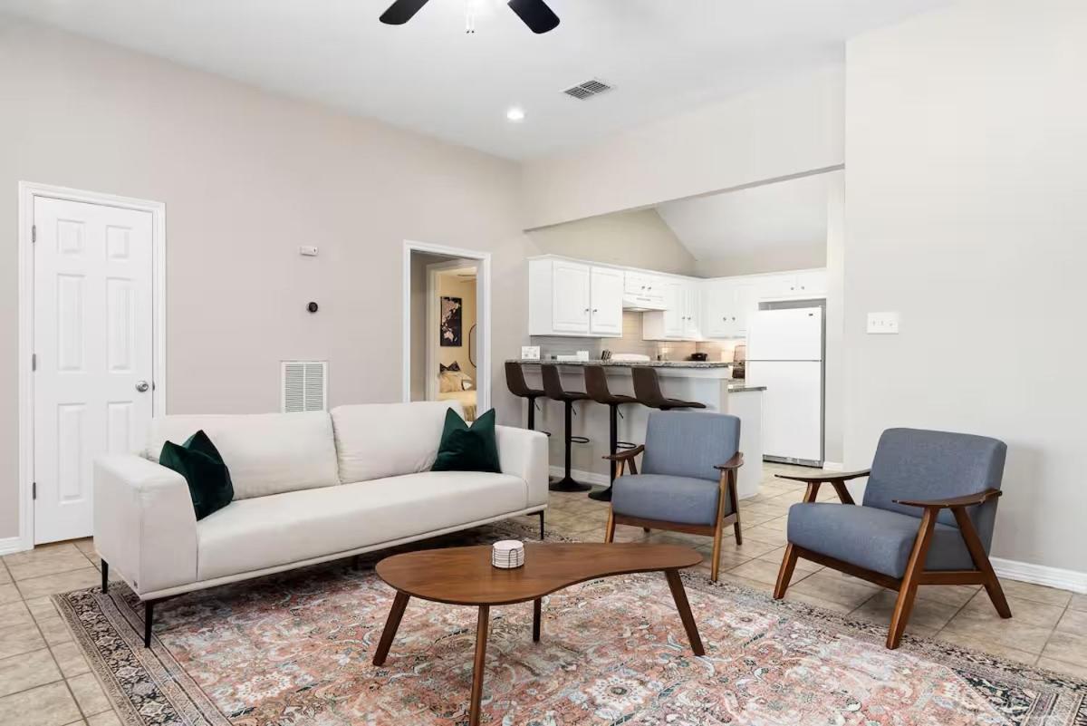 Near Texas A&M, Spacious Living Room, 4 Queen Beds - B&B