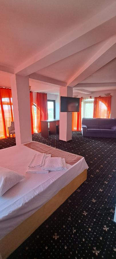 Deluxe Double Room with Side Sea View