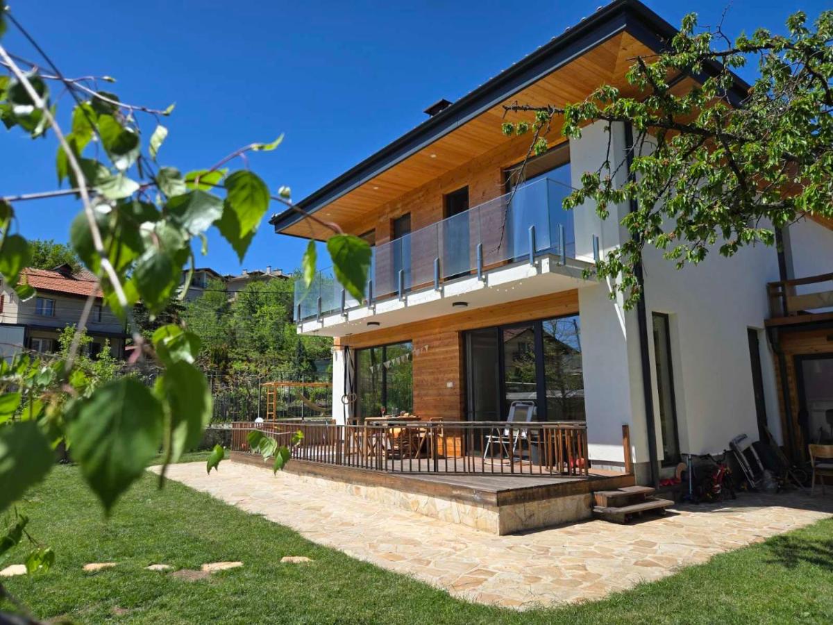 Ma-Bebe Play House with Private Sauna --- Lake, Parks and SPA Pools in 5 min - B&B Pancharevo