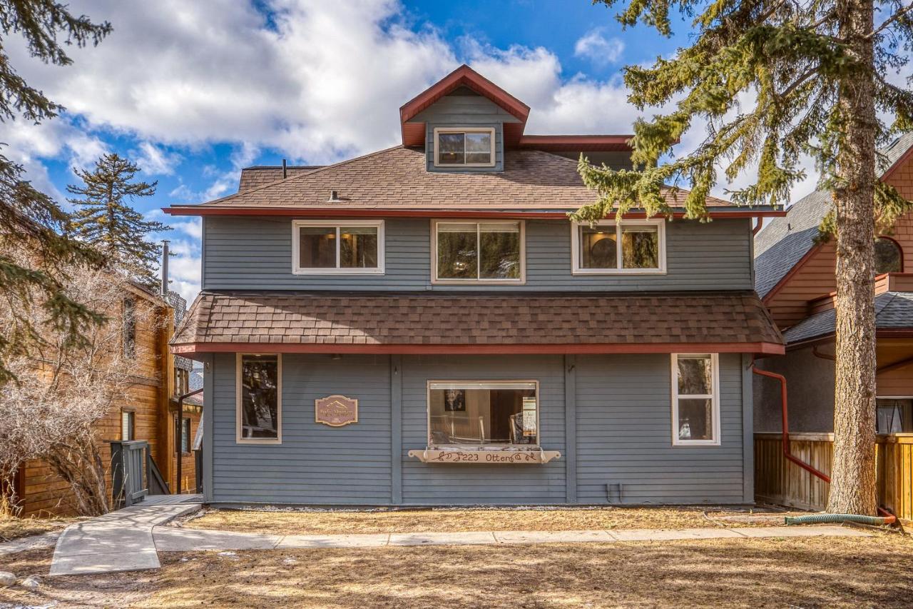Mountain View Retreat in the heart of Banff - Massive House Sleeps 23 - Chambres d'hôtes Banff