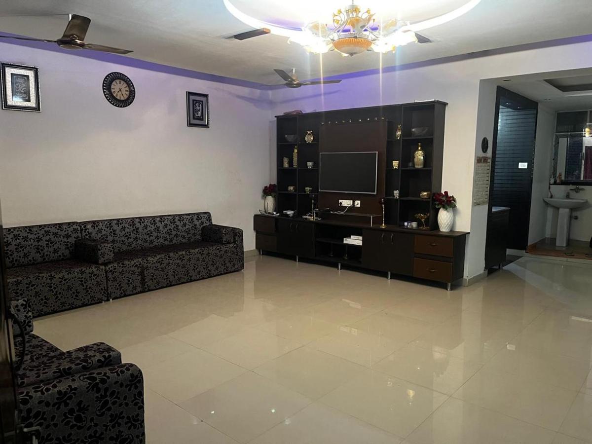 Grand City Retreat 4BHK Balcony Bliss in Manikonda - B&B Hyderabad