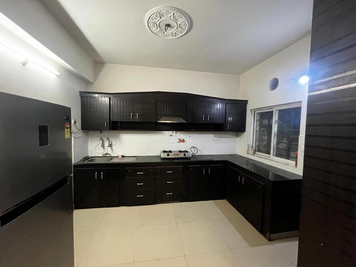 Grand City Retreat 4BHK Balcony Bliss in Manikonda - B&B Hyderabad