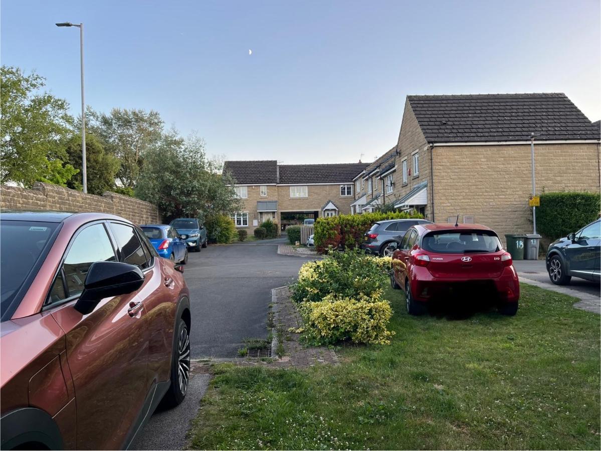 Near Saltaire, Bingley, Beautiful & Spacious, Entire 2-Bed House, Kitchen, Washer Dryer, Parking & Garden - B&B Bradford