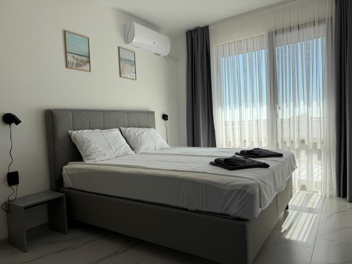 Deluxe One-Bedroom Apartment with Ocean View