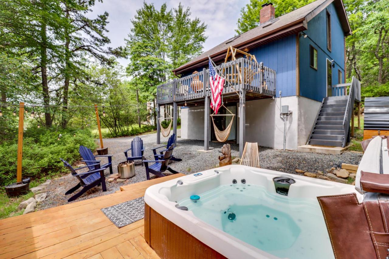 Hot Tub, Fire Pit and Barrel Sauna Poconos Abode - Bed and Breakfast Long Pond
