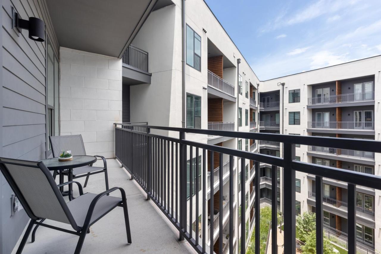 Modern Comfort North Austin with Balcony and Workspace - B&B Austin