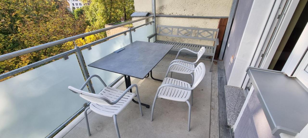 3Raumwohnung mit Balkon in Leipzig Nord BMW, Amazon, Messe & Porsche - Chambres d’hôtes Taucha