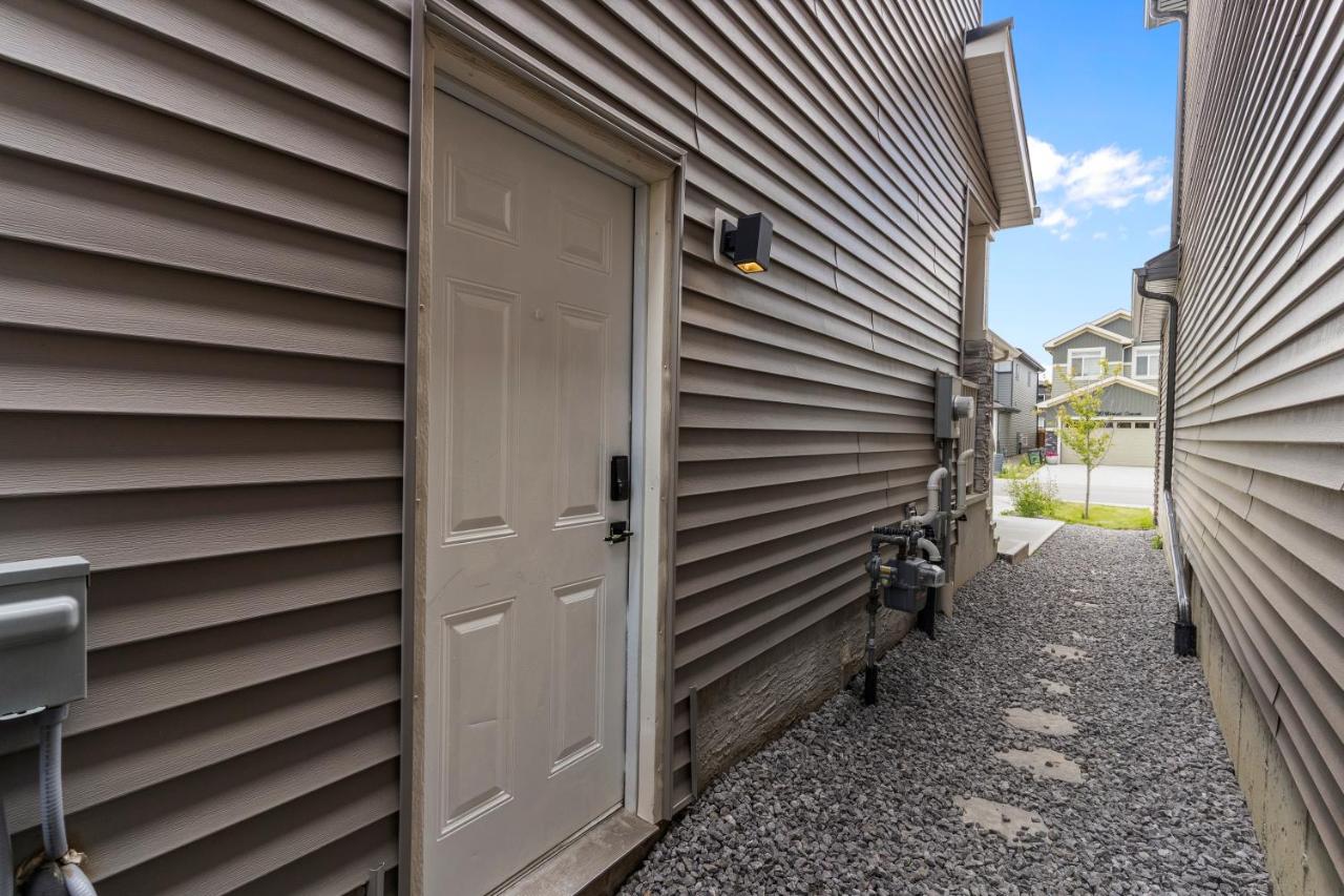 Blissful Nest - Cozy, Classy 2 Bedroom Private Suite Netflix, free Parking, 20 minutes to West Edmonton Mall and Airport - B&B Edmonton