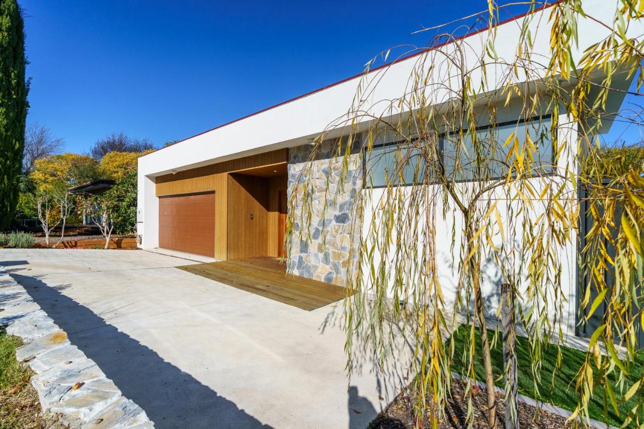 New 4 bedroom city home with Tesla charger - Hosted by CanStay - B&B