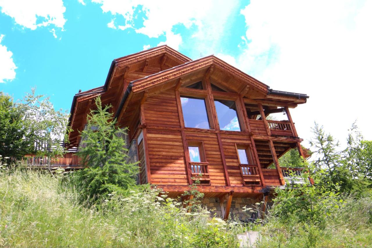 Charming Chalet w/ Mountain & Slope Views, Jacuzzi - Bed and Breakfast Vars