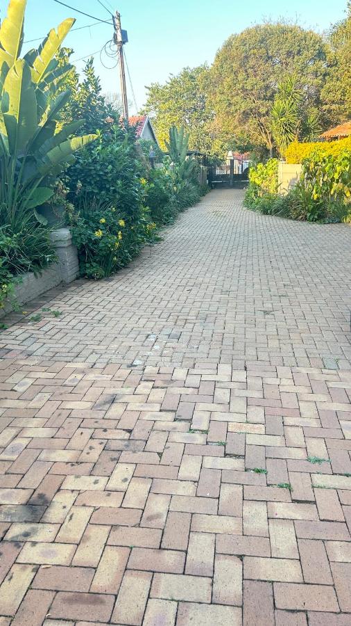 Artzy's Garden View 1km to Olivedale Clinic - B&B North Riding