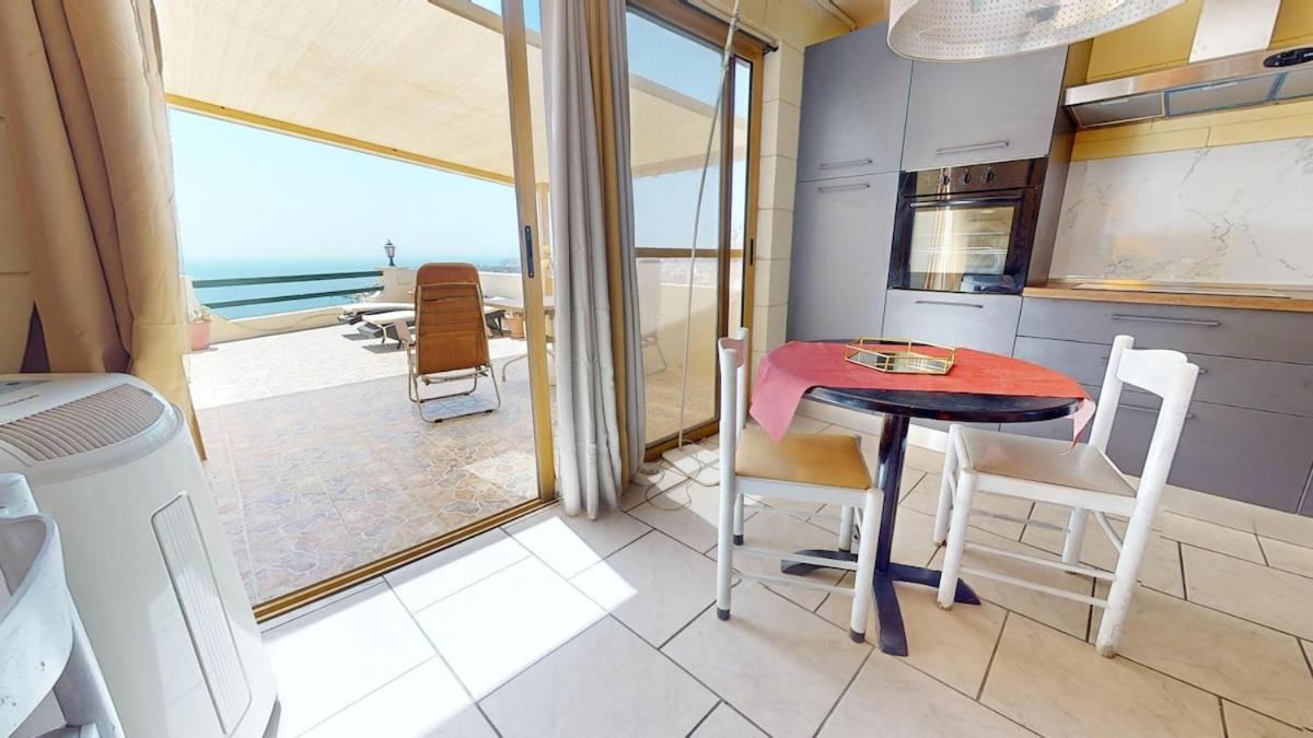 Epic 270 degree Sea, 3 Island Views and Sun Terrace Penthouse - Chambres d'hôtes Qala